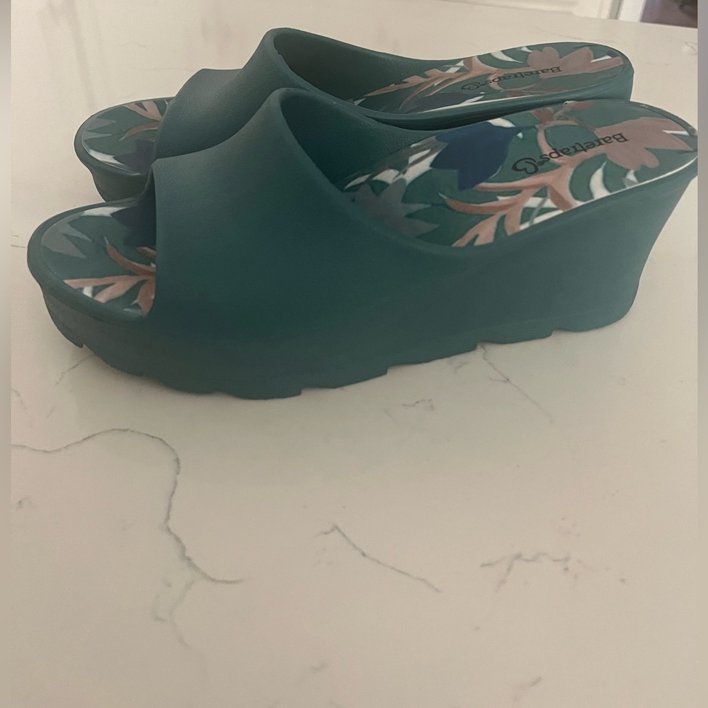 Bare Traps platform sandal NWOT Size 7 EUC Never Worn